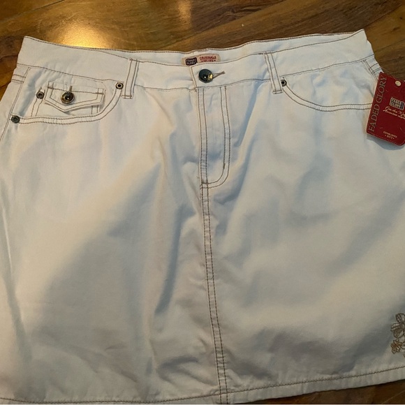 Faded Glory light beige woman’s skort with embroidery Size 14 New w/tags - Picture 2 of 5